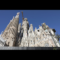 Barcelona, La Sagrada Familia (Krypta-Orgel), Langhaus mit Passionstürmen