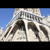 Barcelona, La Sagrada Familia (Krypta-Orgel), Passionsfassade von Josep Maria Subirach nach Entwürfen Gaudís, den Leidensweg Jesu darstellend