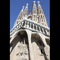 Barcelona, La Sagrada Familia (Krypta-Orgel), Passionsfassade mit weißem Giebel (Fronton) und den 4 Passionstürmen