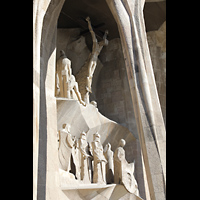 Barcelona, La Sagrada Familia (Krypta-Orgel), La Veronica und Kreuzigungsszene an der Passionsfassade