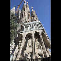 Barcelona, La Sagrada Familia (Krypta-Orgel), Knochenförmige Säulen, darüber der Giebel mit 18 knochenförmigen Säulen