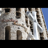 Barcelona, La Sagrada Familia (Krypta-Orgel), Triumphkreuz auf der Spitze des Giebels der Passionsfassade