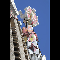 Barcelona, La Sagrada Familia, Eine der Spitzen der Passionstürme mit Mosaiken bischöflicher Attribute