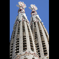 Barcelona, La Sagrada Familia (Chororgel), Spitzen der Passionstürme mit Mosaiken bischöflicher Attribute: Mitra, Stab und Ring
