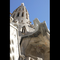 Barcelona, La Sagrada Familia (Chororgel), Blick zwischen Saktristei und Giebel der Passionsfassade auf einen der Türme