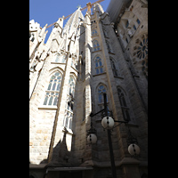 Barcelona, La Sagrada Familia (Krypta-Orgel), Apsis von außen mit Marienturm