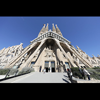 Barcelona, La Sagrada Familia (Chororgel), Passionsfassade mit den 4 Passionstürmen (112,20 m außen bzw. 120 m hoch)