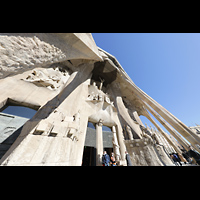 Barcelona, La Sagrada Familia, Blick durch die knochenförmigen Säulen der Passionsfassade zum Evangeliumsportal