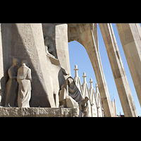 Barcelona, La Sagrada Familia (Chororgel), Blick durch die knochenförmigen Säulen der Passionsfassade zum Langhaus