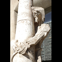Barcelona, La Sagrada Familia (Krypta-Orgel), Säule der Geißelung Jesu - dahinter das Evangeliumsportal