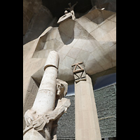 Barcelona, La Sagrada Familia (Krypta-Orgel), Blick von der Säule der Geißelung zur Kreuzigungsszene über dem Evangeliumsportal