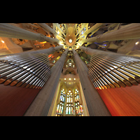 Barcelona, La Sagrada Familia (Krypta-Orgel), Chorraum mit Chororgel mit Blick ins Vierungsgewölbe