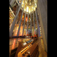 Barcelona, La Sagrada Familia (Krypta-Orgel), Spieltisch mit Chororgel und Chorraum