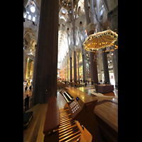 Barcelona, La Sagrada Familia (Chororgel), Spieltisch mit Blick ins Langhaus und den Baldachin des Mittelaltars mit Kreuz