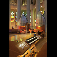 Barcelona, La Sagrada Familia (Krypta-Orgel), Chororgel mit Spieltisch