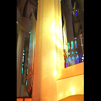 Barcelona, La Sagrada Familia (Krypta-Orgel), Seitlicher Blick auf den vorder- und rückseitigen Prospekt der Chororgel