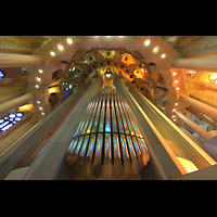 Barcelona, La Sagrada Familia (Chororgel), Rückseitiger Prospekt der Chororgel mit Blick ins Chorgewölbe