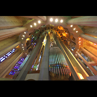 Barcelona, La Sagrada Familia (Krypta-Orgel), Rückseitiger Prospekt der Chororgel mit Blick ins Chorgewölbe