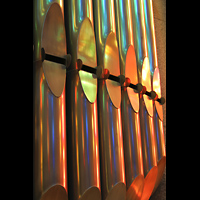 Barcelona, La Sagrada Familia (Krypta-Orgel), Parabolförmige Labien mit durch die bunten Glasfenster einfallendem Licht