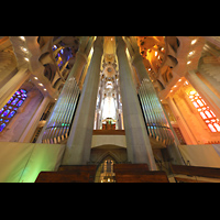 Barcelona, La Sagrada Familia (Krypta-Orgel), Rückseitger Chororgelprospekt mit Blick ins Langhaus, darunter die Krypta