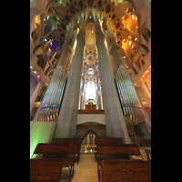 Barcelona, La Sagrada Familia (Krypta-Orgel), Rückseitger Chororgelprospekt mit Blick ins Chorgewölbe und Langhaus