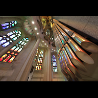 Barcelona, La Sagrada Familia (Chororgel), Chorumgang mit rückseitgem Chororgelprospekt und bunten Lichtreflexionen