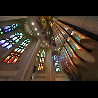 Barcelona, La Sagrada Familia (Krypta-Orgel), Chorumgang mit rückseitgem Chororgelprospekt und bunten Lichtreflexionen