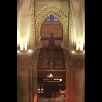 Barcelona, La Sagrada Familia (Krypta-Orgel), Blick durch die Verglasung zur Kryptaorgel