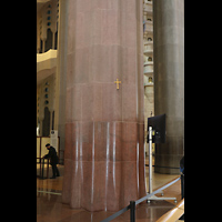 Barcelona, La Sagrada Familia (Chororgel), Verschiedene Baumaterialien an einer der tragenden Vierungssäulen