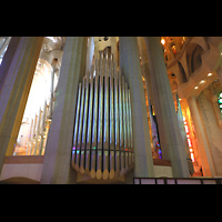 Barcelona, La Sagrada Familia (Krypta-Orgel), Blick von der Rückseite der rechten Chororgel zur Doppelfassade der linken Chororgel