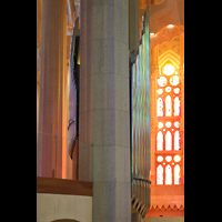 Barcelona, La Sagrada Familia (Krypta-Orgel), Seitlicher Blick auf den vorder- und rückseitigen Prospekt der Chororgel