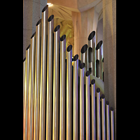 Barcelona, La Sagrada Familia (Krypta-Orgel), Oben abgeschrägte Prospektpfeifen - hinten der Prinzipal 16'