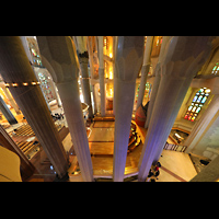 Barcelona, La Sagrada Familia (Krypta-Orgel), Blick vom Triforium zur linken Chororgel ind ins südwestliche Querhaus