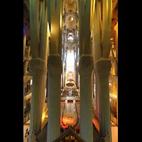 Barcelona, La Sagrada Familia (Chororgel), Blick vom Triforium in der Apsis ins Langhaus