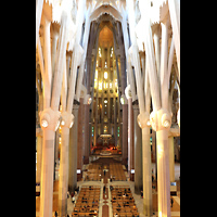 Barcelona, La Sagrada Familia, Blick von der rückseitigen Empore in die Basilika in Richtung Chor