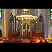 Barcelona, La Sagrada Familia (Krypta-Orgel), Chororgel mit Baldachin des Mittelaltars und Kreuz