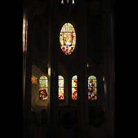 Barcelona, La Sagrada Familia (Chororgel), Bunte Glasfenster und Lichtreflexionen an einer Säule