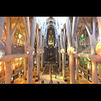 Barcelona, La Sagrada Familia (Krypta-Orgel), Blick von der rückseitigen Empore in die Basilika in Richtung Chor