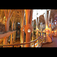 Barcelona, La Sagrada Familia (Krypta-Orgel), Seitlicher Blick von der rückseitigen Empore auf die Seitenemporen