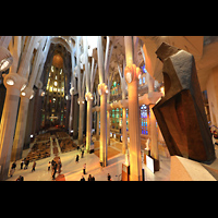 Barcelona, La Sagrada Familia (Chororgel), Blick von der hinteren Empore in die Basilika - rechts: Figur des Hl. Georg