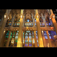 Barcelona, La Sagrada Familia (Krypta-Orgel), Bunte Glasfenster im nordöstlichen Lamghaus (Geburtsfassade)