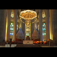 Barcelona, La Sagrada Familia (Krypta-Orgel), Chororgel und Altarraum mit Baldachin über dem Mittelaltar