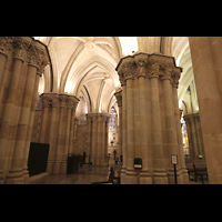 Barcelona, La Sagrada Familia, Seitlicher Blick in den Säulengang der Krypta