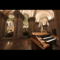 Barcelona, La Sagrada Familia (Krypta-Orgel), Blick über den Spieltisch in die zentrale Krypta-Kapelle