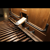 Barcelona, La Sagrada Familia (Chororgel), Pedal, Schwell- und Fußtritte der Krypta-Orgel