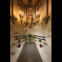 Barcelona, La Sagrada Familia (Chororgel), Grab Gaudís in der Kapelle des Berges Karmel mit der Jungfrau von Karmel