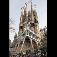 Barcelona, La Sagrada Familia (Krypta-Orgel), Passionsfassade mit den 4 Passionstürmen (112,20 m außen bzw. 120 m hoch)