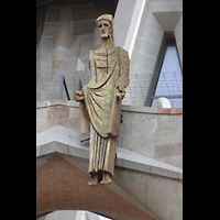 Barcelona, La Sagrada Familia (Krypta-Orgel), Bronzeskulptur Christi Himmelfahrt zwischen den Haupttürmen der Passionsfassade