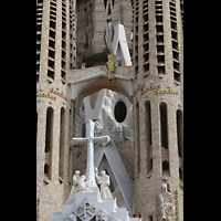 Barcelona, La Sagrada Familia (Krypta-Orgel), Triumphkreuz und Christi Himmelfahrt-Skluptur von Josep Maria Subirach