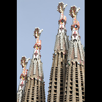Barcelona, La Sagrada Familia (Krypta-Orgel), Spitzen der Passionstürme mit bunten Mosaiken